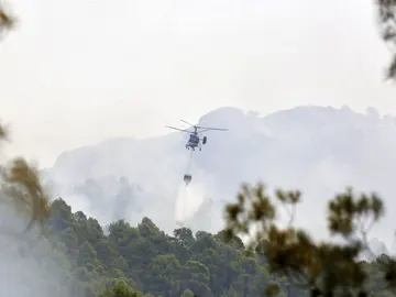 Un helicóptero lanza agua sobre el incendio de Yeste en Albacete Un helicóptero lanza agua sobre el incendio de Yeste en Albacete
