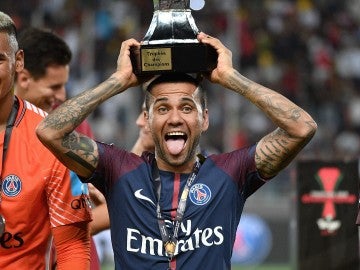 Dani Alves levanta la Supercopa de Francia con el PSG