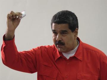 El presidente de Venezuela, Nicolás Maduro, votando