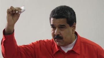 El presidente de Venezuela, Nicolás Maduro, votando