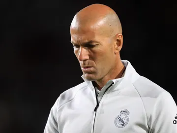 Zinedine Zidane, cabizbajo en un partido del Real Madrid Zinedine Zidane, cabizbajo en un partido del Real Madrid