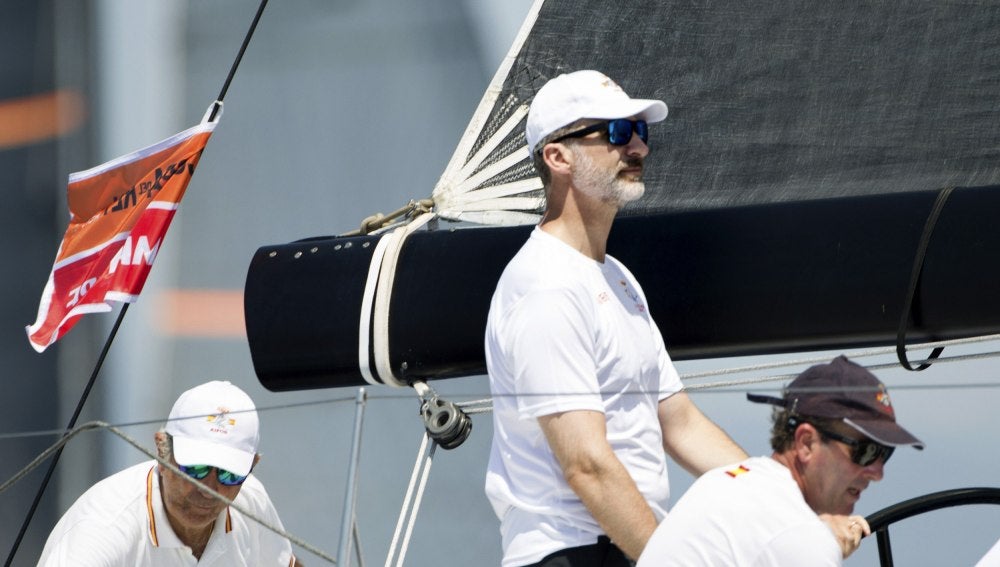 El Rey Felipe VI navegando en el Aifos