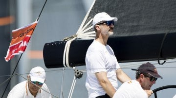 El Rey Felipe VI navegando en el Aifos
