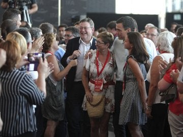 El secretario general del PSOE, Pedro Sánchez, y el líder de los socialistas valencianos, Ximo Puig durante la inauguración del congreso del PSPV-PSOE en Elche