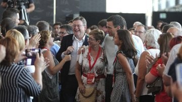 El secretario general del PSOE, Pedro Sánchez, y el líder de los socialistas valencianos, Ximo Puig  durante la inauguración del congreso del PSPV-PSOE en Elche