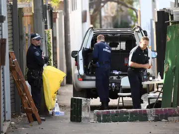 Policía australiana tras la detención de las cuatro personas Policía australiana tras la detención de las cuatro personas
