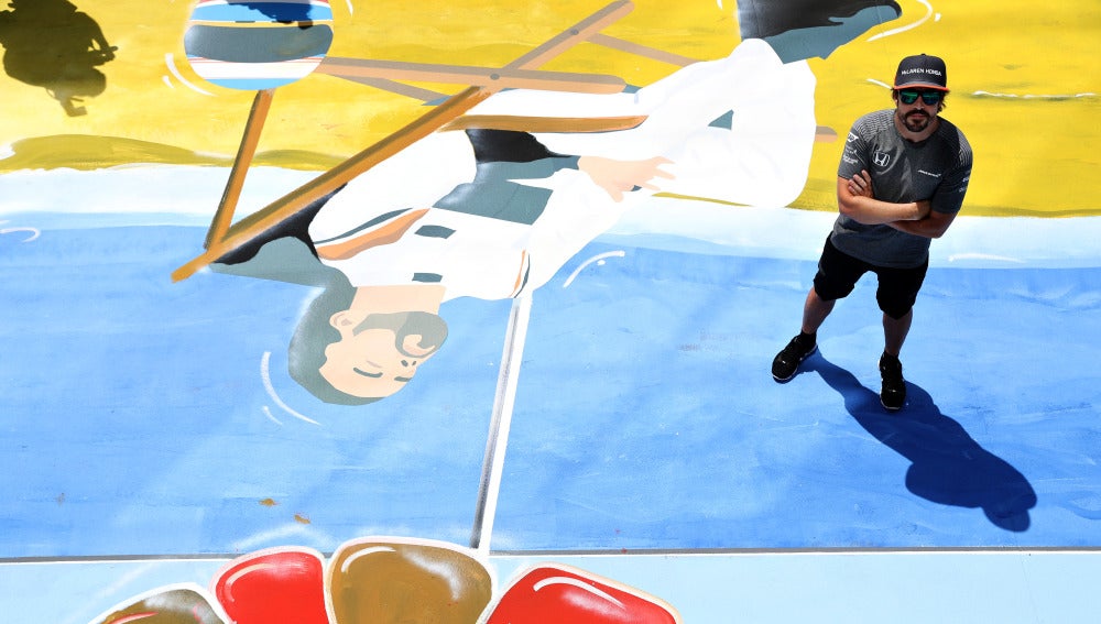 Fernando Alonso posa con el mural de la Fórmula 1