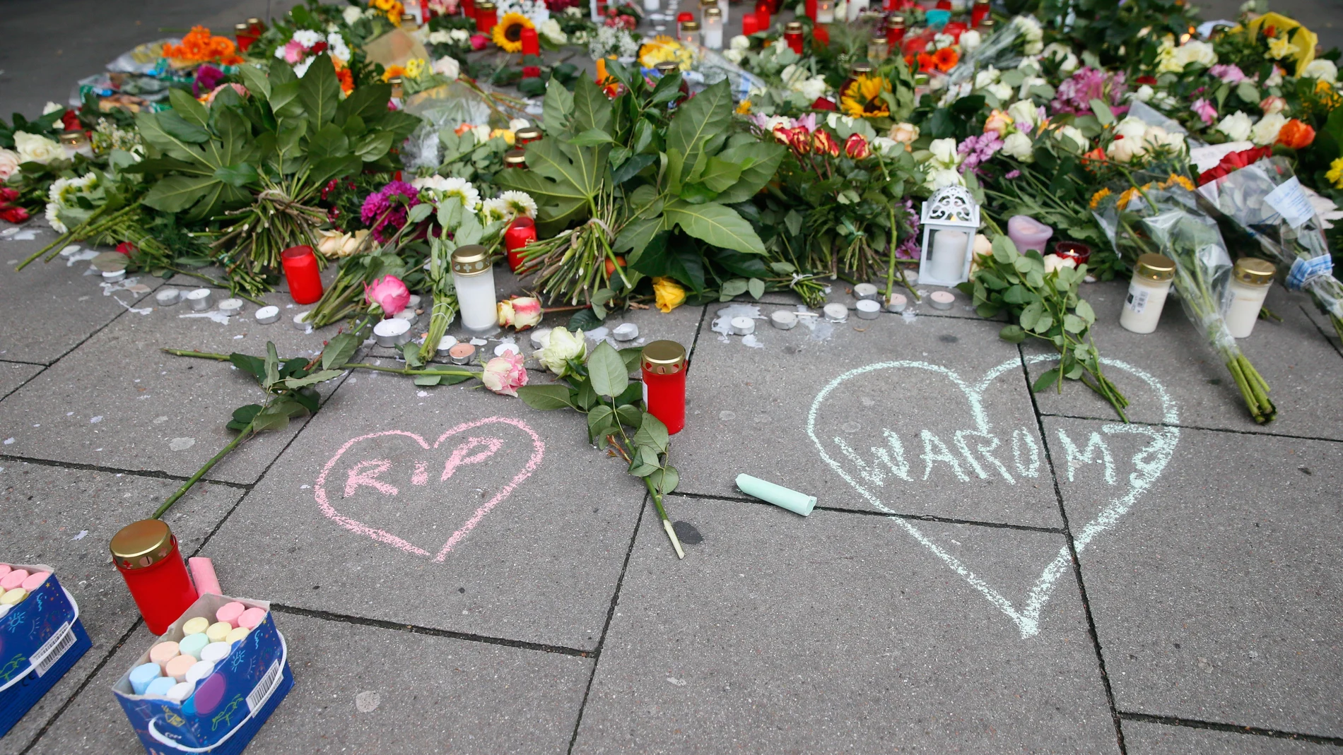 Flores y velas frente al supermercado Flores y velas frente al supermercado