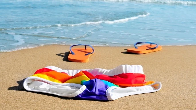Los nudistas de una playa de Estepona en contra de un bar que les prohíbe entrar sin ropa Los nudistas de una playa de Estepona en contra de un bar que les prohíbe entrar sin ropa