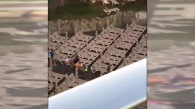 La guerra de la hamaca: así luchan por una tumbona los turistas en Gran Canaria 