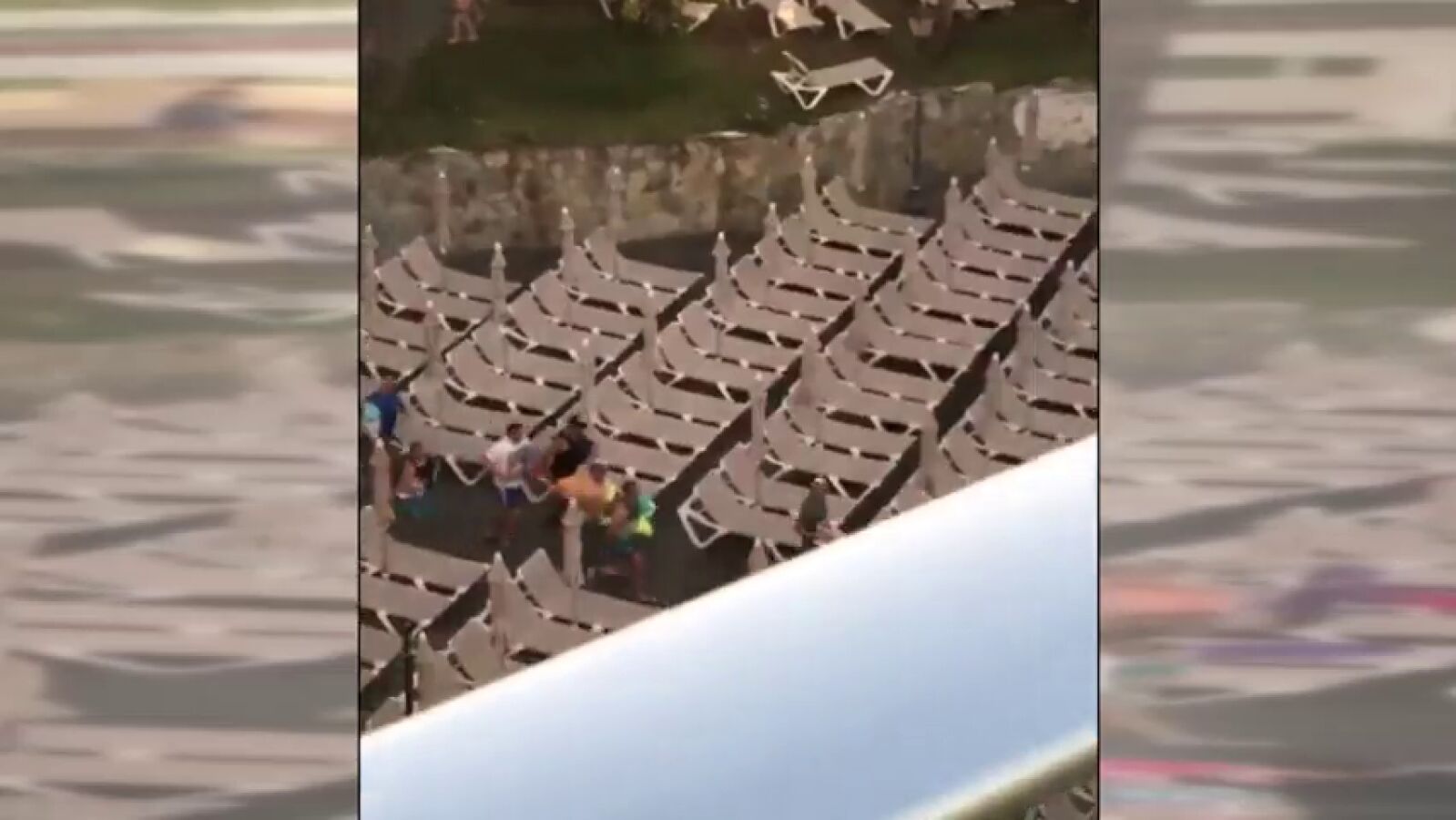 La guerra de la hamaca: así luchan por una tumbona los turistas en Gran Canaria 