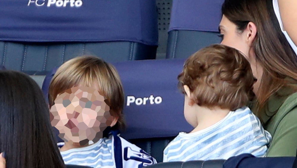 Sara Carbonero junto a sus hijos Martín y Lucas