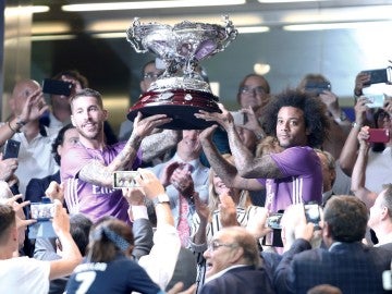 Ramos y Marcelo sosteniendo el trofeo