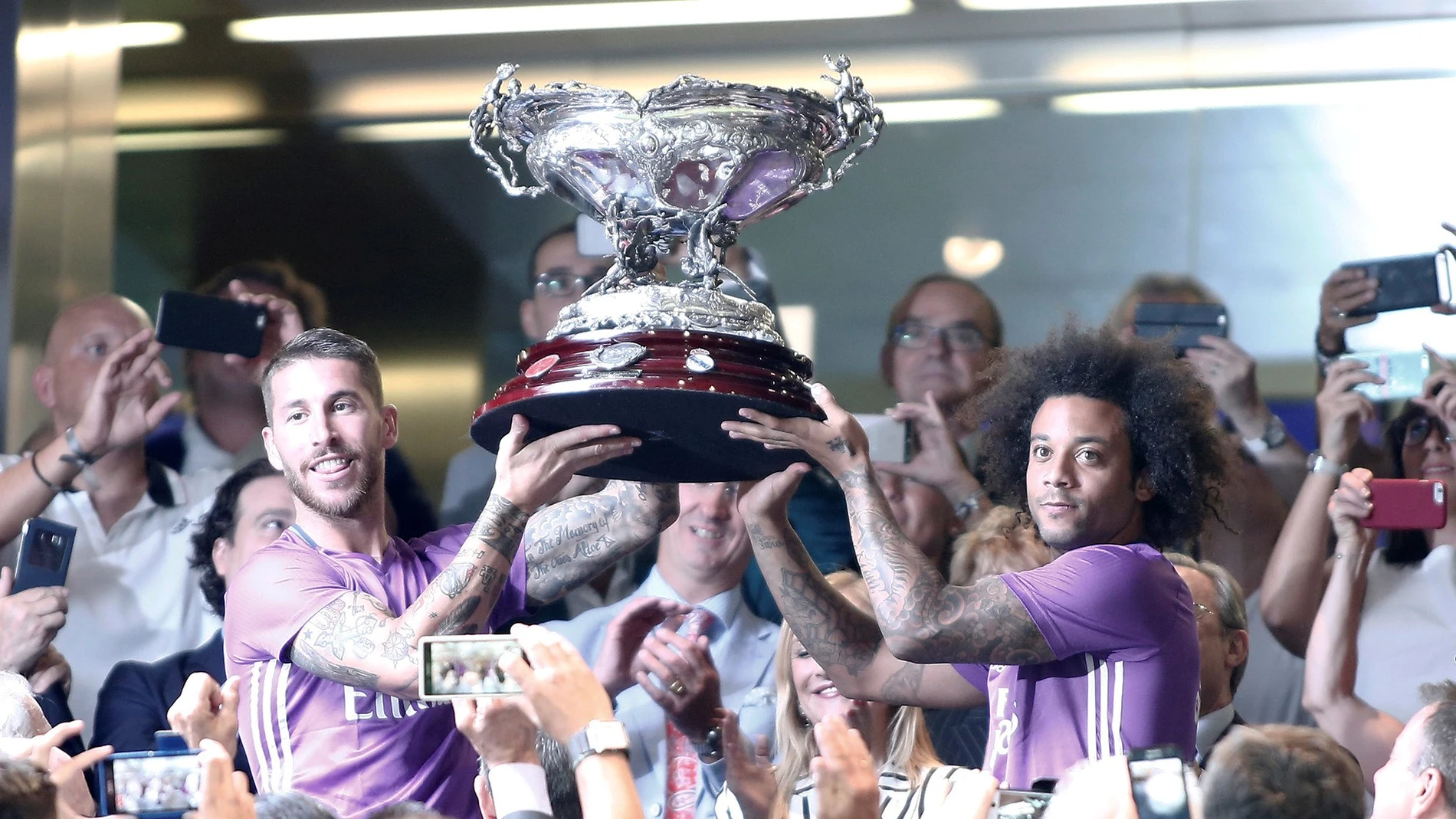 Ramos y Marcelo sosteniendo el trofeo Ramos y Marcelo sosteniendo el trofeo