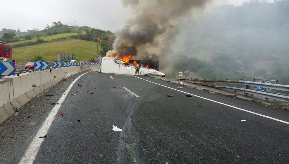 Camión siniestrado en Cantabria