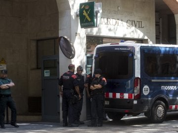 Mossos se interponen entre grupos a favor y contra Guardia Civil en Barcelona