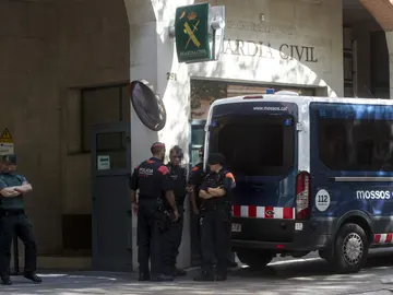 Mossos se interponen entre grupos a favor y contra Guardia Civil en Barcelona Mossos se interponen entre grupos a favor y contra Guardia Civil en Barcelona