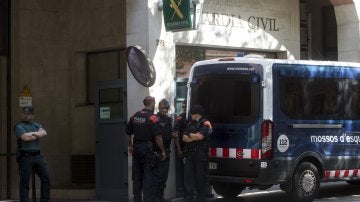 Mossos se interponen entre grupos a favor y contra Guardia Civil en Barcelona