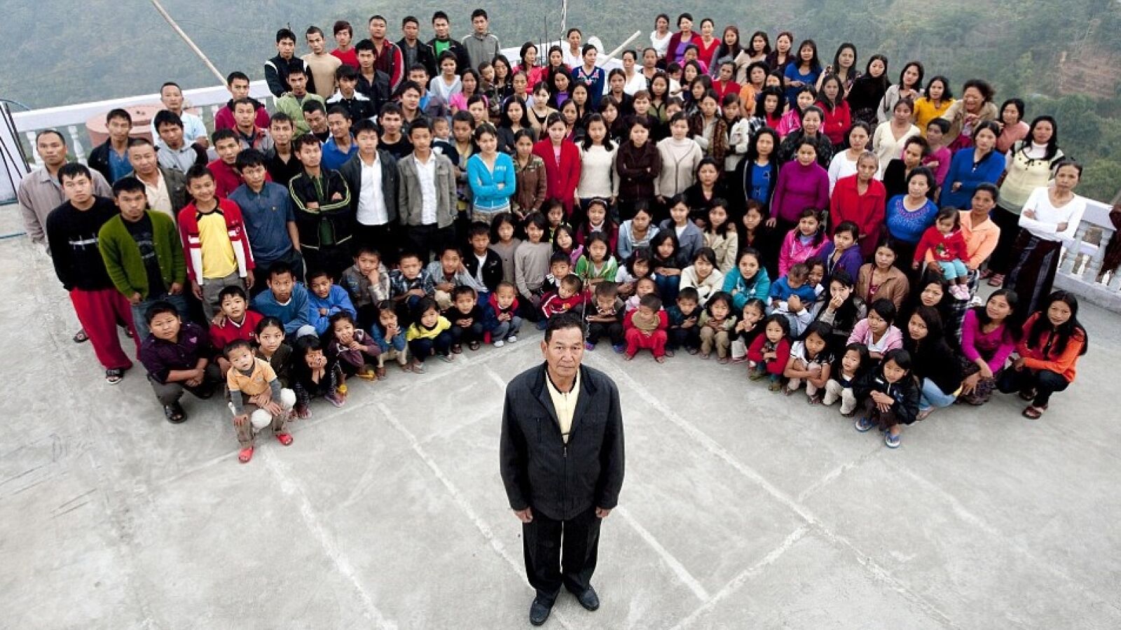 39 mujeres, 94 hijos y 33 nietos: esta es la familia de un hombre indio, en la que todos viven bajo el mismo techo