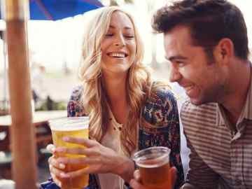 Una pareja bebe cerveza 