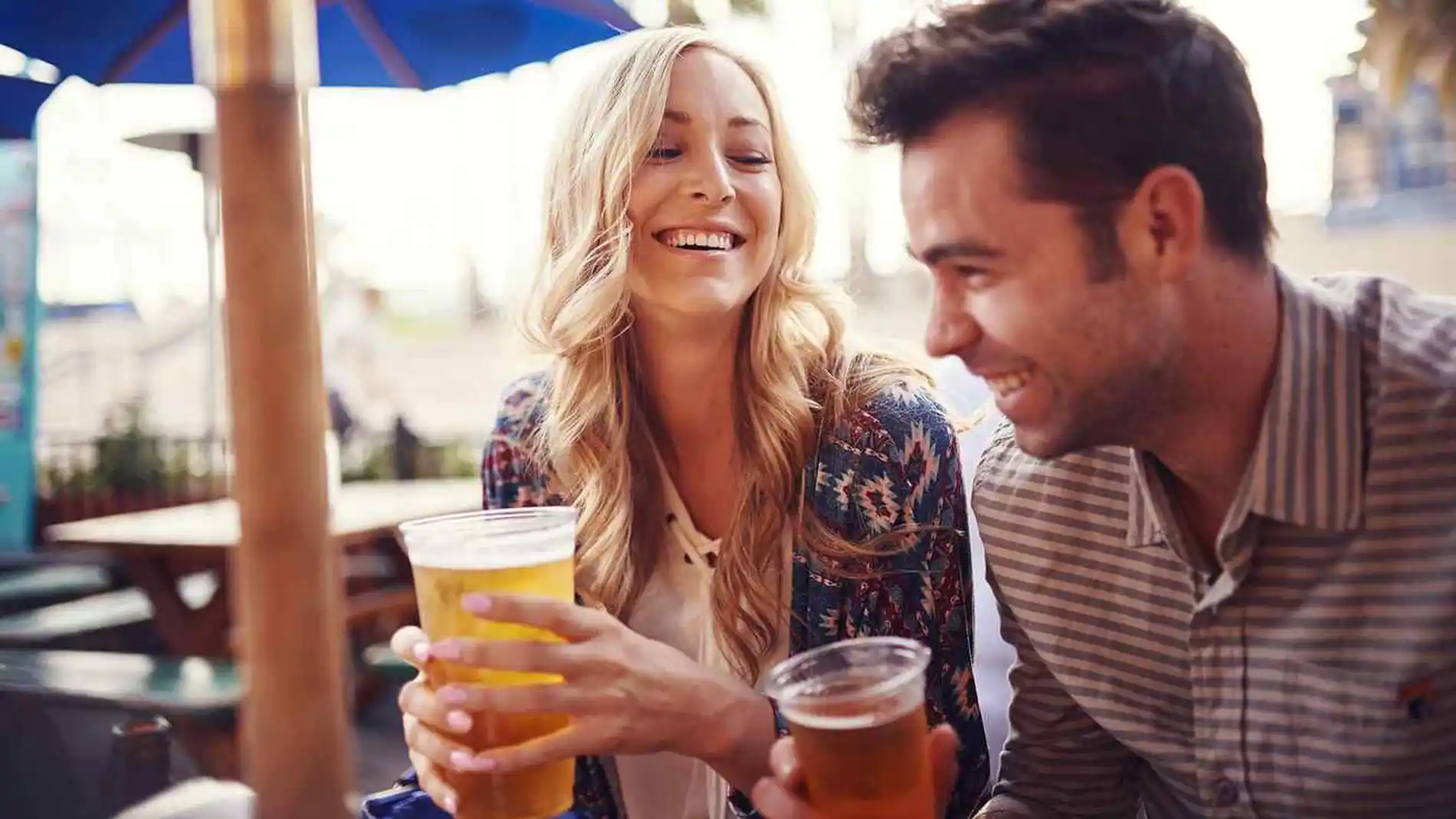 Una pareja bebe cerveza Una pareja bebe cerveza