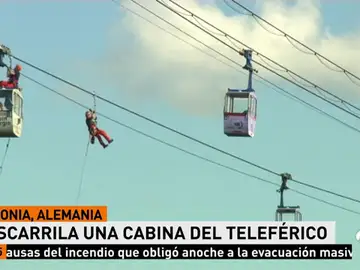 Los bomberos rescatan un centenar de personas del teleférico sobre el río Rin, en Alemania Los bomberos rescatan un centenar de personas del teleférico sobre el río Rin, en Alemania