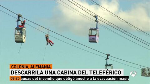 Los bomberos rescatan un centenar de personas del telef&eacute;rico sobre el r&iacute;o Rin, en Alemania