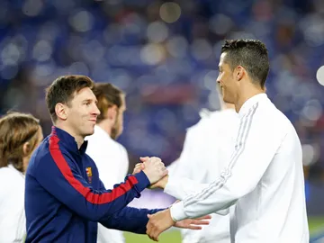 Cristiano y Messi saludándose en un encuentro Cristiano y Messi saludándose en un encuentro