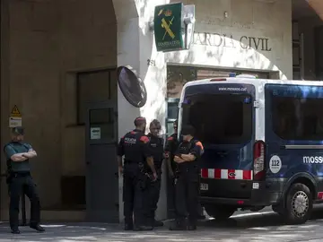 Una furgoneta de los Mossos en la entrada del cuartel de la Guardia Civil en Barcelona Una furgoneta de los Mossos en la entrada del cuartel de la Guardia Civil en Barcelona