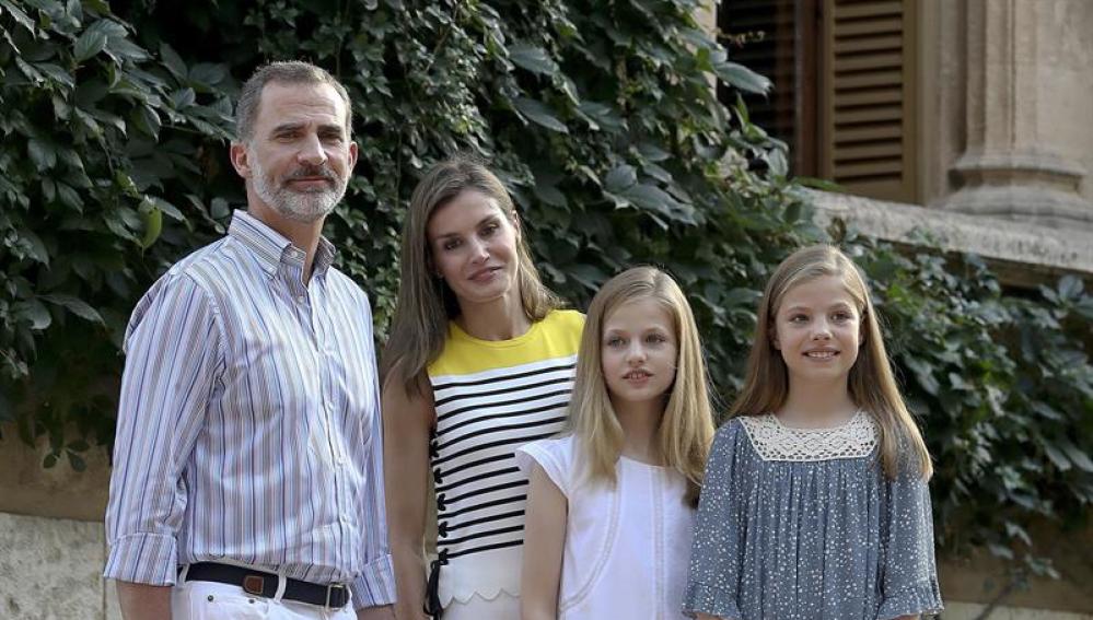 Posado de la Familia Real en el Palacio de Marivent