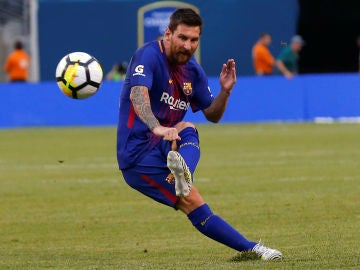 Messi chuta una falta