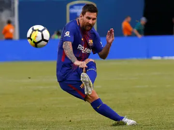 Messi chuta una falta Messi chuta una falta