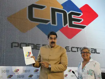Maduro, junto a la presidenta del CNE, Tibisay Lucena, en la sede del Poder Electoral en Caracas, este 31 de julio. Maduro, junto a la presidenta del CNE, Tibisay Lucena, en la sede del Poder Electoral en Caracas, este 31 de julio.
