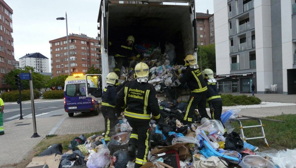 Los bomberos de Vitoria rescatan a un hombre de una camión de basura