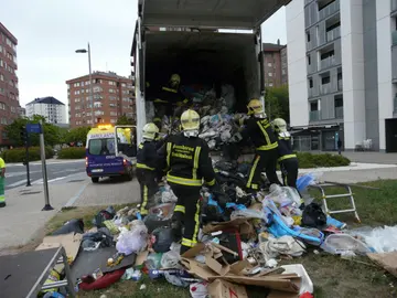 Los bomberos de Vitoria rescatan a un hombre de una camión de basura Los bomberos de Vitoria rescatan a un hombre de una camión de basura