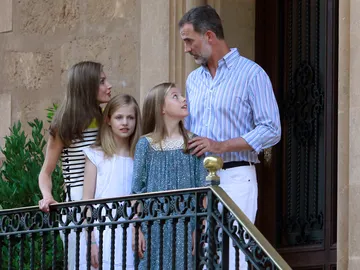 Los Reyes junto a sus hijas Los Reyes junto a sus hijas