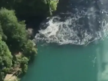 Residuos de carbón tiñen de negro el agua en las Cataratas del Niágara Residuos de carbón tiñen de negro el agua en las Cataratas del Niágara