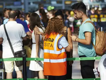 Una de las trabajadoras de Eulen del Aeropuerto de El Prat Una de las trabajadoras de Eulen del Aeropuerto de El Prat