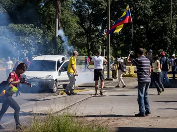 Manifestantes respaldan a los militares sublevados Manifestantes respaldan a los militares sublevados