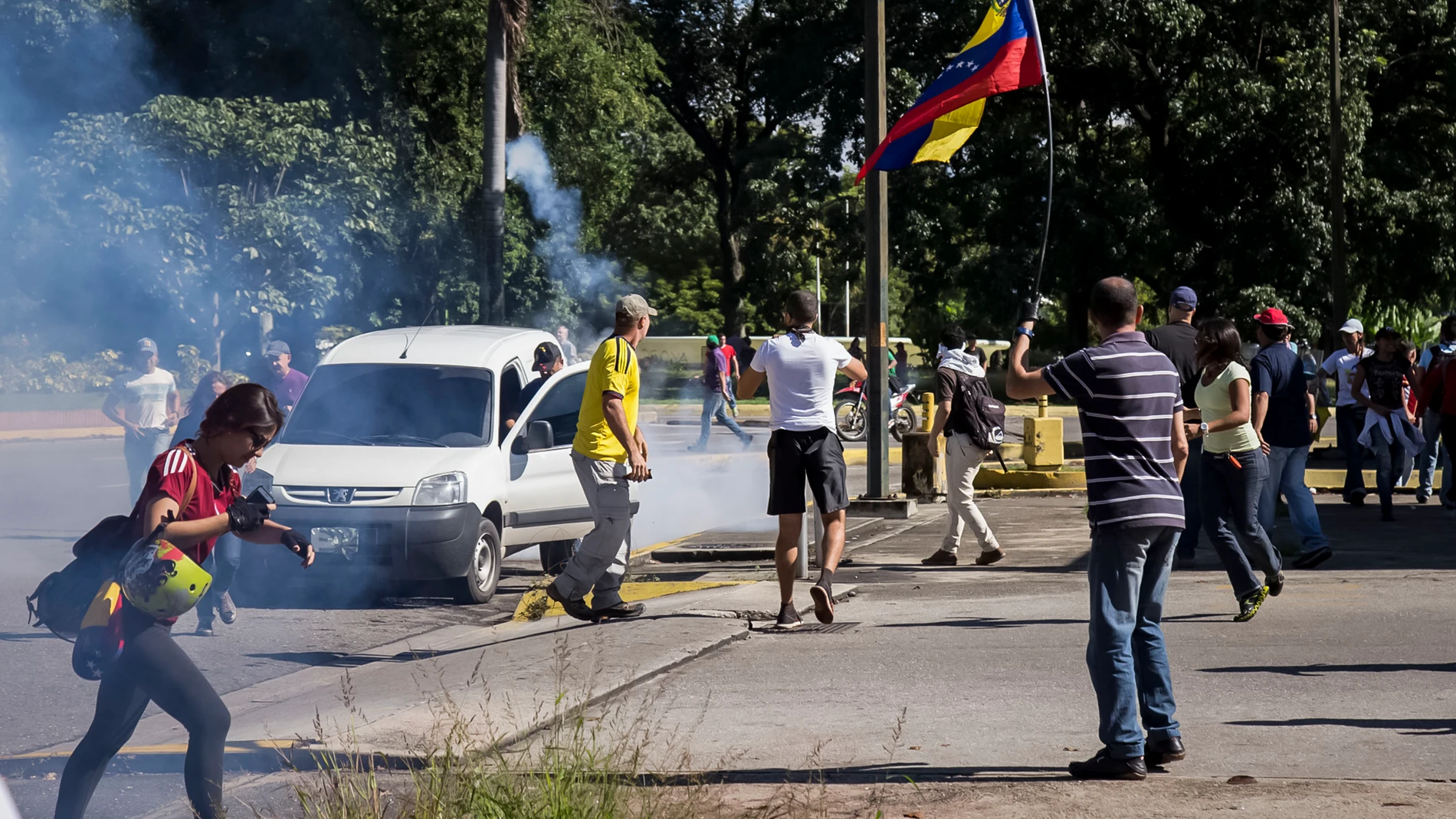 Manifestantes respaldan a los militares sublevados Manifestantes respaldan a los militares sublevados