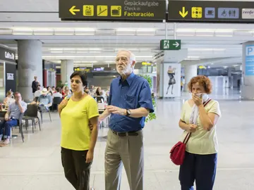 El director general de la Fundación Vicente Ferrer, Jordi Folgado Ferrer, junto a dos de las seis heridas del accidente en la India El director general de la Fundación Vicente Ferrer, Jordi Folgado Ferrer, junto a dos de las seis heridas del accidente en la India
