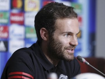 Juan Mata durante la rueda de prensa en Skopje