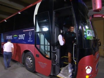 Cristiano Ronaldo, a punto de caerse en el autobús del Real Madrid