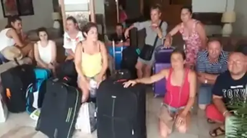 Decenas de españoles están atrapados en Madeira por culpa del mal tiempo Decenas de españoles están atrapados en Madeira por culpa del mal tiempo