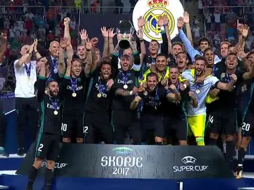 El Real Madrid levanta la Supercopa de Europa El Real Madrid levanta la Supercopa de Europa