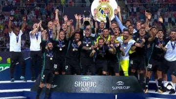 El Real Madrid levanta la Supercopa de Europa