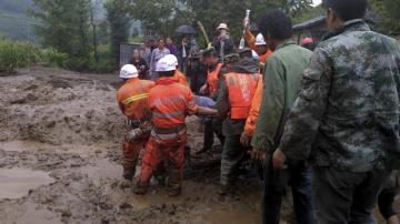 Miembros de los servicios de rescate evacuan a un herido en Sichuan