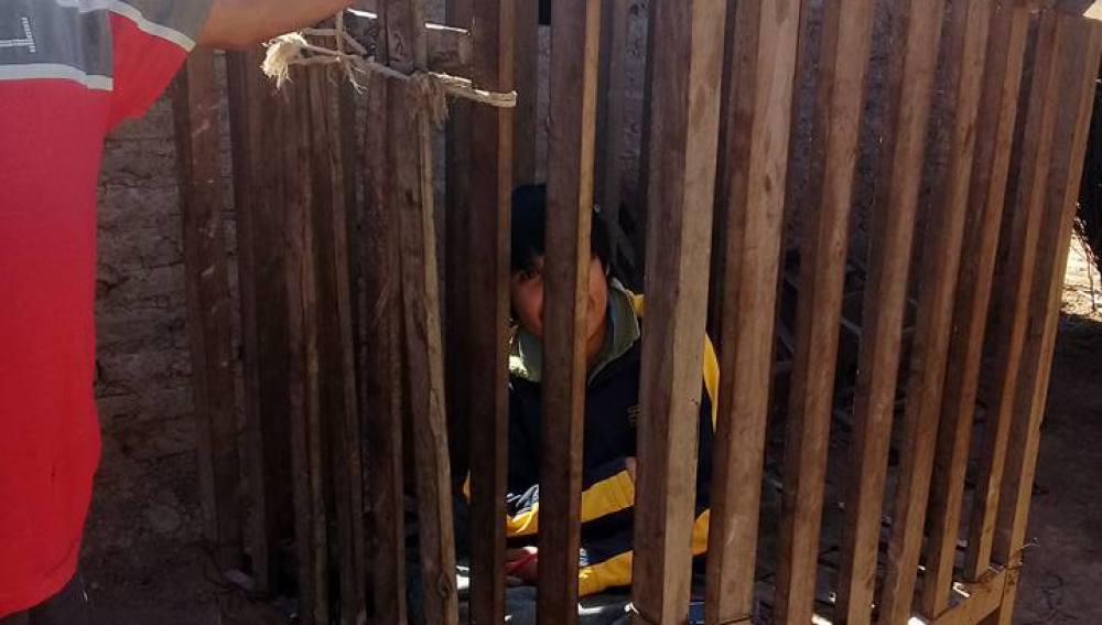 El adolescente encerrado en la jaula