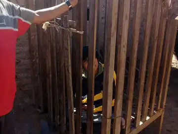 El adolescente encerrado en la jaula El adolescente encerrado en la jaula