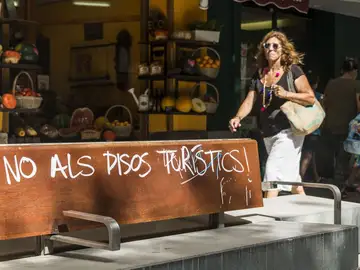 Una pintada contra los pisos turísticos en Baleares Una pintada contra los pisos turísticos en Baleares